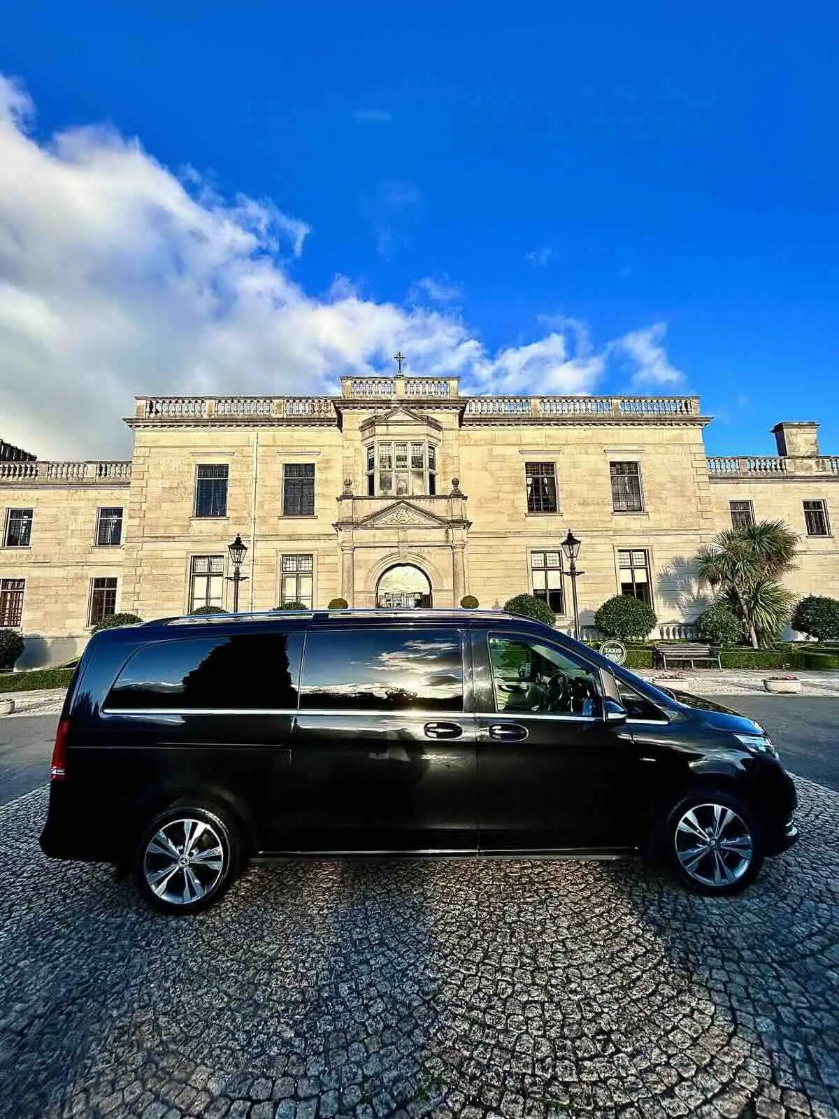 East Coast Travel Mercedes Benz MPV outside Radisson Blu Dublin